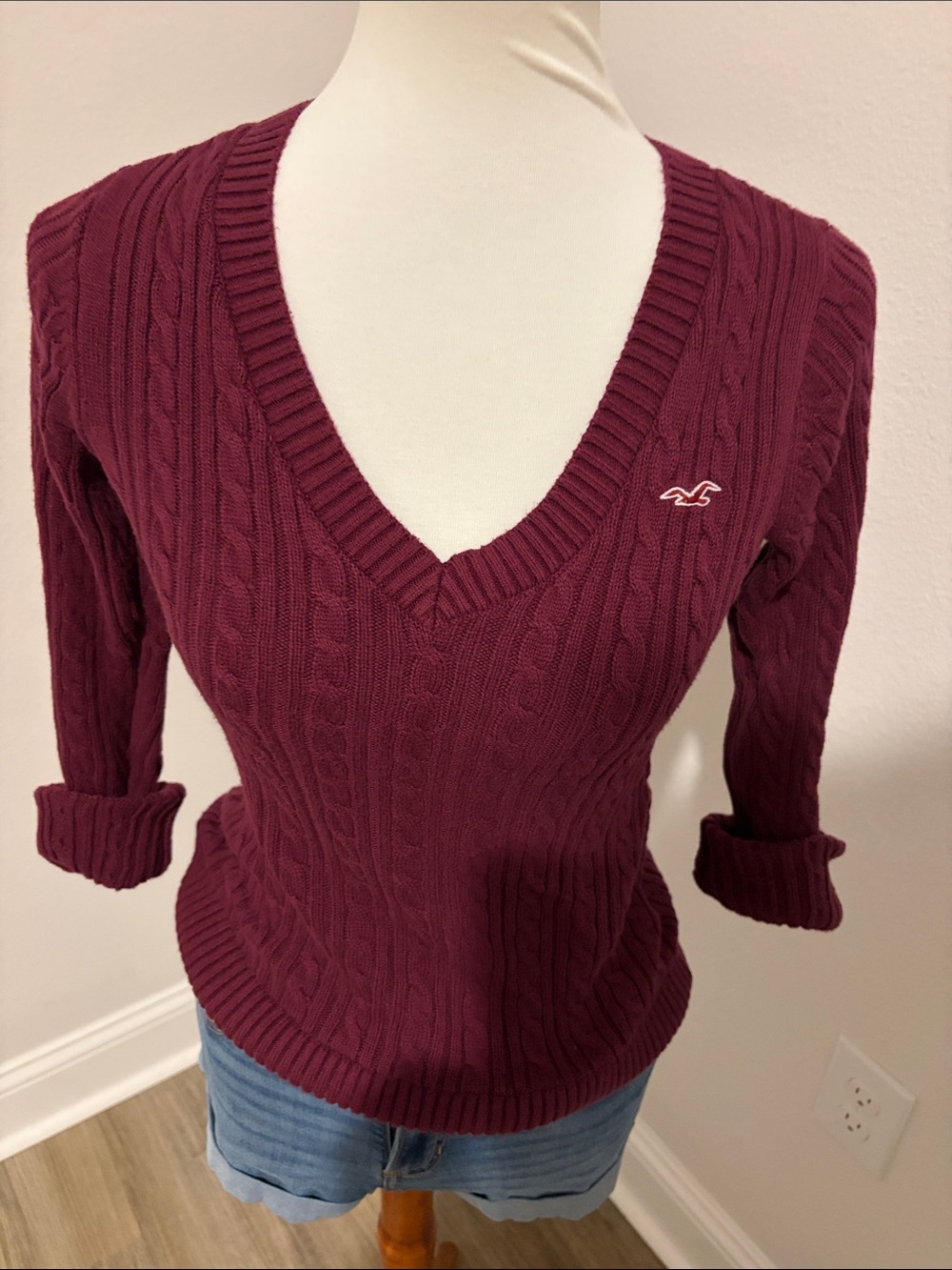 Hollister Women's Cable V-Neck Sweater - Wine